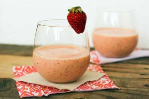 Strawberry Mango Smoothie: A Refreshing, Nutritious Beverage for a Hot Day!