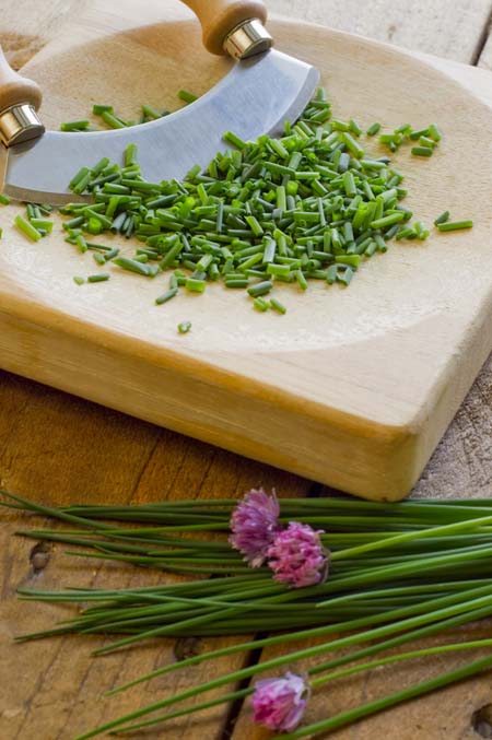 Chopping and Dicing Fresh Chives | Foodal.com