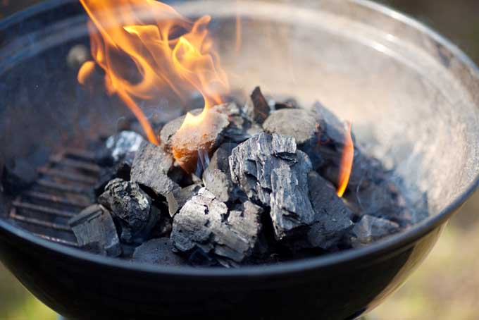 How to arrange your coals, gauge the heat, and control the temperature when grilling on a barbecue | Foodal.com