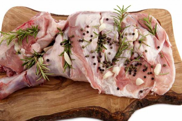 Leg of lamb seasoned with rosemary and garlic - Foodal.com