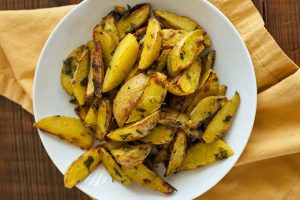 Easy Crispy Roasted Turmeric Potatoes