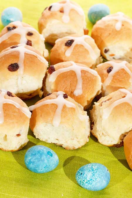 Traditional Foods Of Easter - Hot Cross Buns | Foodal.com