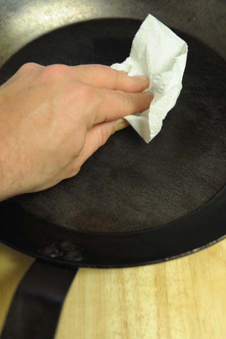 Wiping oil out from a carbon steel skillet | Foodal.com