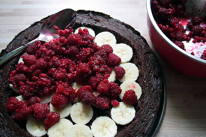 Bananas and Raspberries are the Surprise Filling in this German Mole Cake | Foodal.com