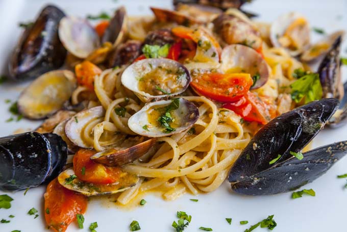 Linguine with Baked Clams | Foodal.com