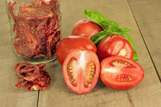 Dehydrating in-season tomatoes locks in that intense homegrown flavor | Foodal.com