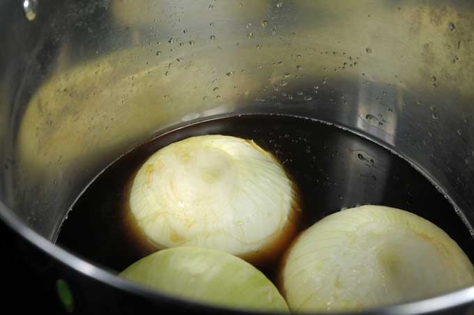 Boiling onions and stock | Foodal.com