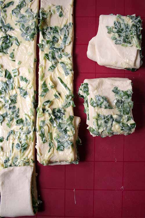 Ramson, also known as wild garlic, is a fabulous springtime herb. Learn all about how to use it in your cooking, including in a delicious pull-apart herb bread. Get the recipe now: https://foodal.com/recipes/breads/ramson-pull-apart-bread/