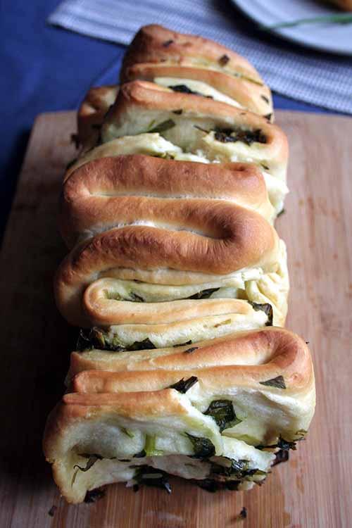 You'll love this pull-apart bread, made with fresh chopped ramson, a garlic-flavored green that's similar to ramps. Read more on Foodal: https://foodal.com/recipes/breads/ramson-pull-apart-bread/
