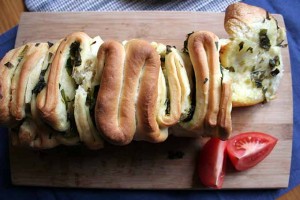 Pull-Apart Bread with Fresh Ramson – Perfect for Spring!