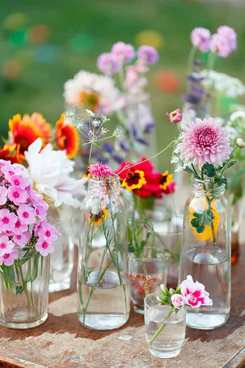 Springtime decorating is all about the flowers. Deck out your next dinner party with our simple tips. Read more on Foodal: https://foodal.com/knowledge/how-to/springtime-table-setting-tips/