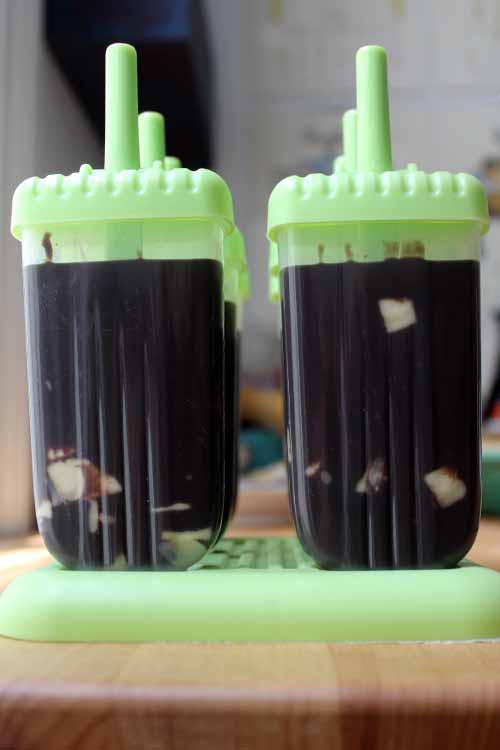 Looking for a dairy-free alternative to store bought fudgcicles? Look no further than our recipe from Nadia Robinson of Hippie Pops for Cafe con Choco-Latte Paletas with Roasted Bananas: https://foodal.com/recipes/desserts/cafe-choco-latte-banana-paletas/ ‎