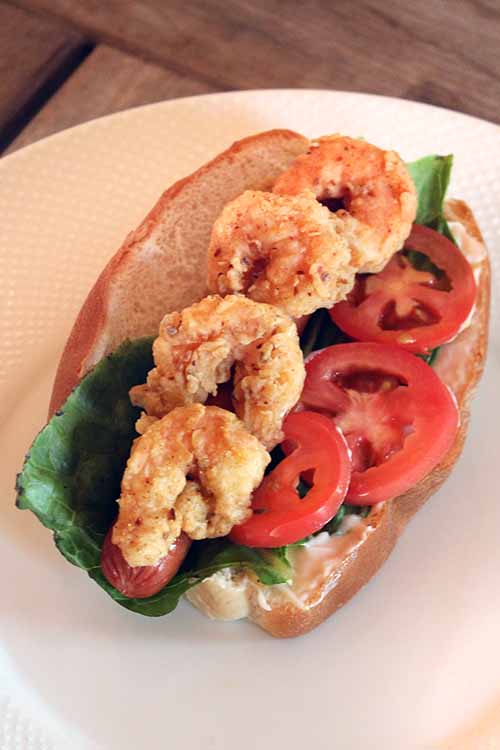Looking for a little surf and turf to add to your hot dog repertoire? Look no further than Foodal's Dressed Up Po' Boy Hot Dog Recipe. Read more now: https://foodal.com/recipes/barbeque/surf-and-turf-po-boy-hot-dog/