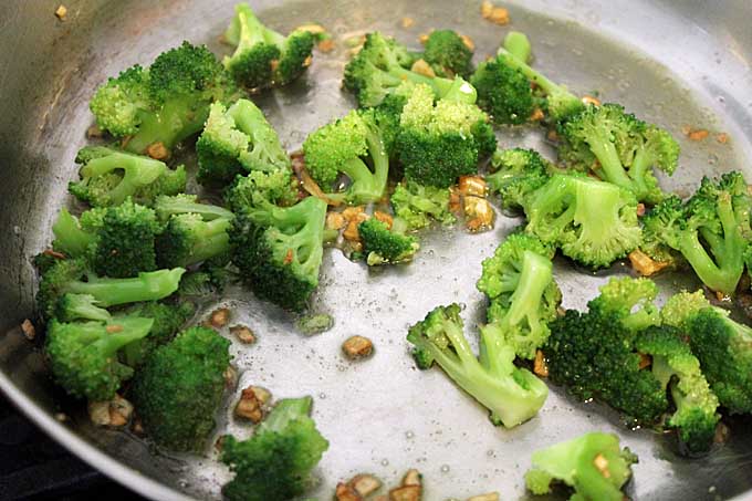 Sauté the garlic and broccoli | Foodal.com