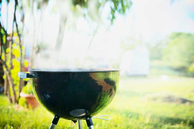 Smoking with a barbecue | Foodal.com