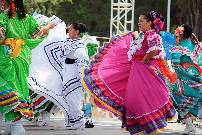Dancing Mexican Women | Foodal.com