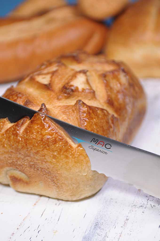 Slice your bread and tomatoes like a pro with a great bread knife. Read what you need to know with are ultimate guide now! https://foodal.com/kitchen/knives-cutting-boards-kitchen-shears/things-that-cut/bread-knives-reviewed/