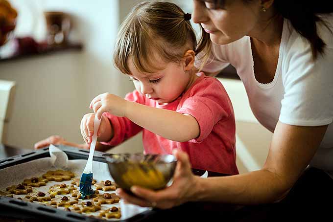 Tips for Cooking with Kids at the Holidays | Foodal.com