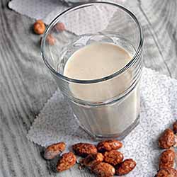 Homemade Roasted Almond Milk for the Holidays | Foodal.com