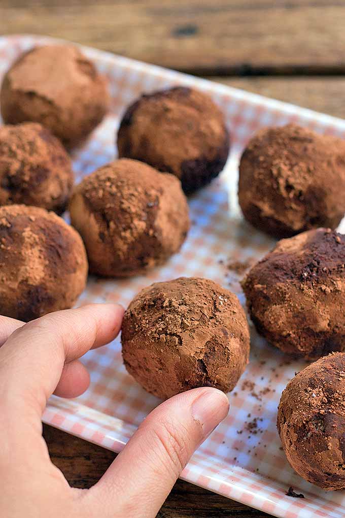 These chocolate truffles are made with vanilla wafer cookies, cocoa powder, corn syrup, sugar... oh, did we forget to mention the whiskey! You're going to love these (and so will Santa)! Get the recipe: https://foodal.com/holidays/christmas/holiday-whiskey-truffles/