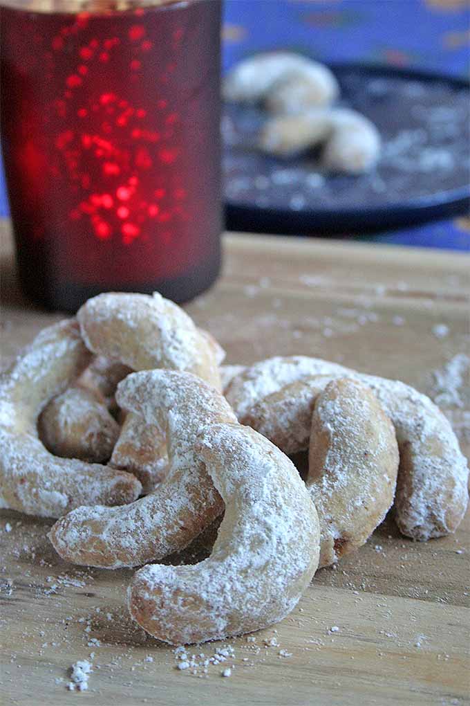 Your holiday guests will love these Vanilla Crescent Cookies. We share the recipe: https://foodal.com/holidays/christmas/3-classic-european-christmas-cookies/