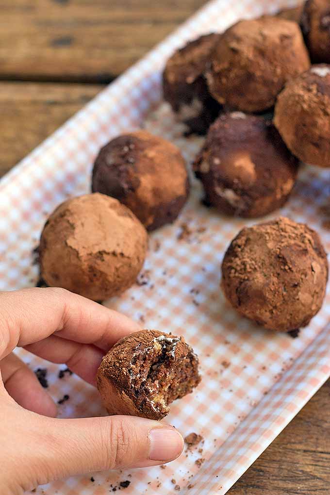 These whiskey truffles are so delicious, you won't be able to stop at just one! Perfect for holiday get-togethers alongside the cookies- but these are for the grownups (yay)! Get the recipe: https://foodal.com/holidays/christmas/holiday-whiskey-truffles/