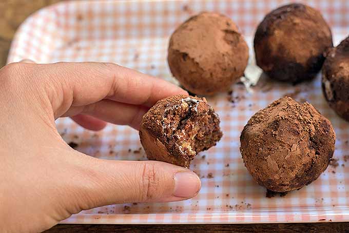 Take a Bite of These Holiday Whiskey Truffles | Foodal.com