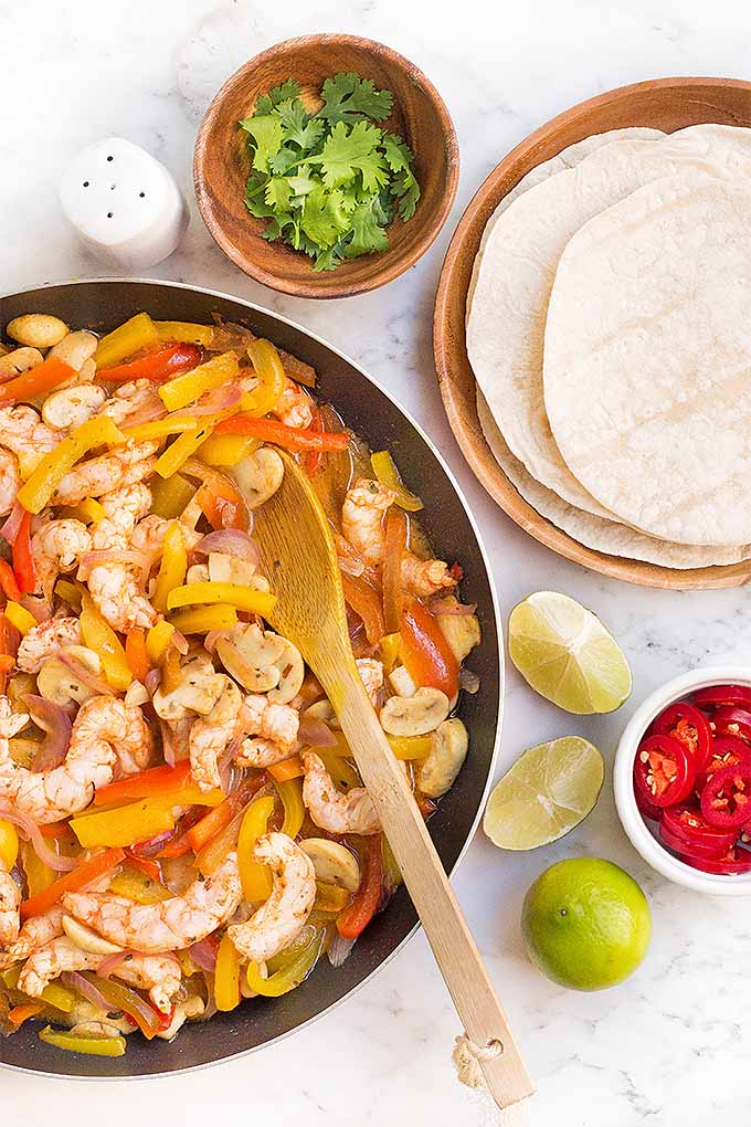 Make the best sizzling shrimp fajitas at home, with our recipe: https://foodal.com/recipes/fish-and-seafood/sizzling-shrimp-fajitas/ 