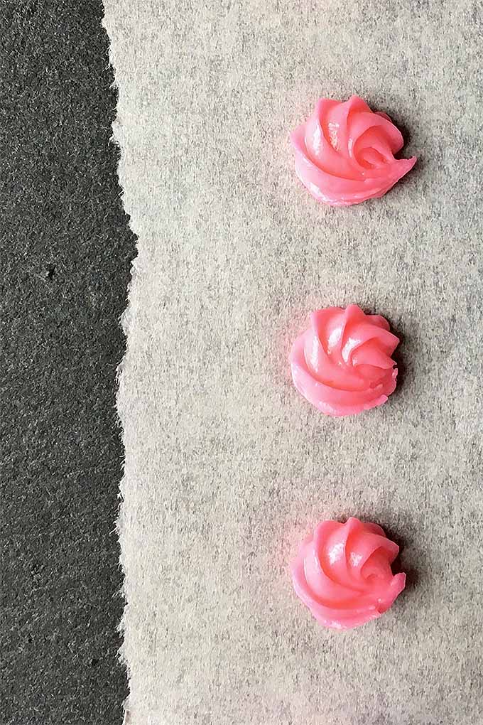 Learn how to make royal icing rosettes- and more techniques to decorate your sugar cookies for Valentine's Day: https://foodal.com/recipes/desserts/cookie-decorating-tips-valentines-day/