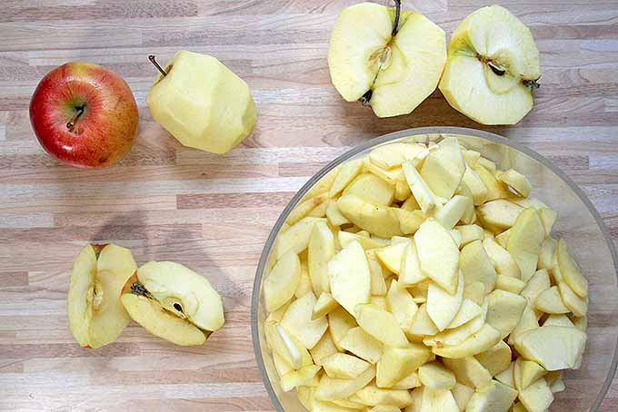 Prepping apples for a batch of homemade apple butter | Foodal.com
