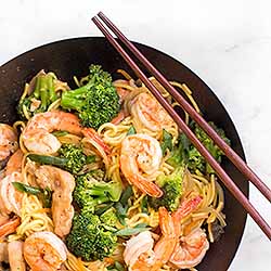 A delicious dish of chicken and shrimp lo mein | Foodal.com