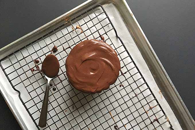 Using chocolate ganache to decorate a cake | Foodal.com