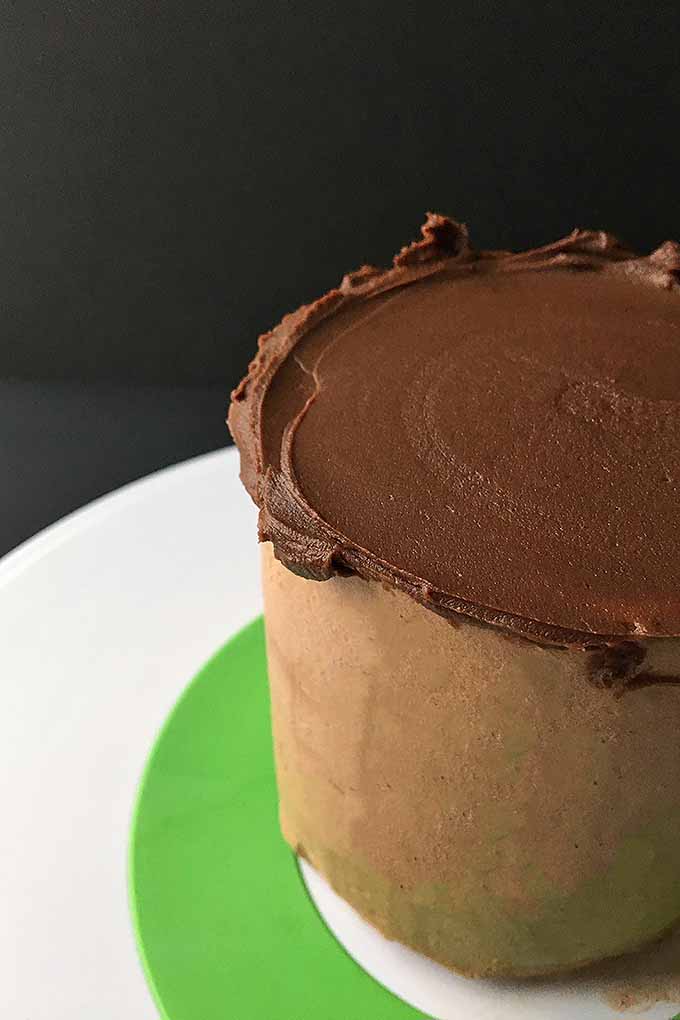 Learn how to decorate a cake with chocolate ganache using two very fun techniques. Find out how: https://foodal.com/recipes/desserts/chocolate-ganache/