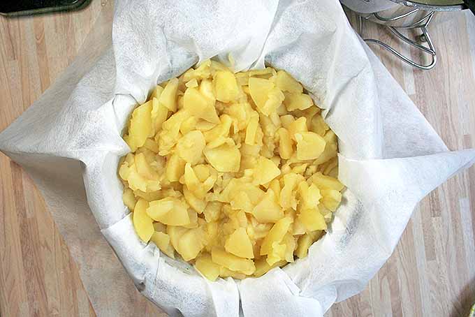 Cooking apple chunks for homemade apple butter | Foodal.com