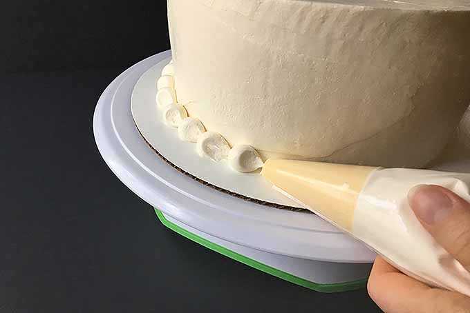 Piping the borders on a cake | Foodal.com