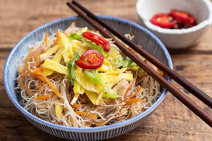 A finished fried bee hoon with chicken, veggies, and eggs. | Foodal.com