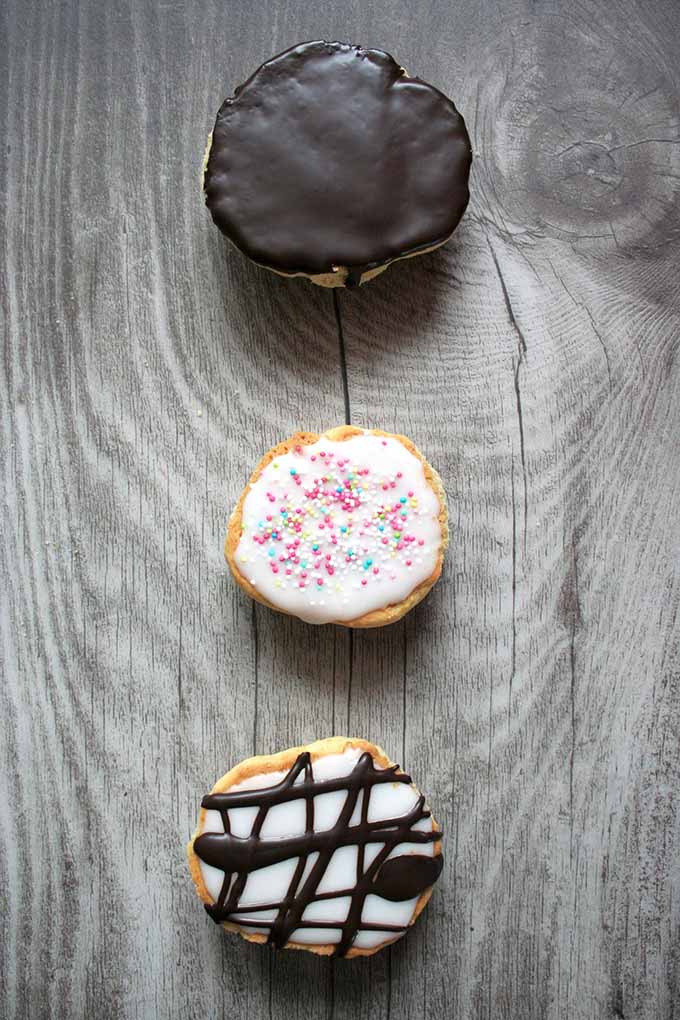 Try our sweet cookie cakes for your next party! These bite-sized treats come with a fluffy texture and pretty decorations. Get the recipe on Foodal: https://foodal.com/recipes/desserts/german-amerikaner-cookie-cakes/