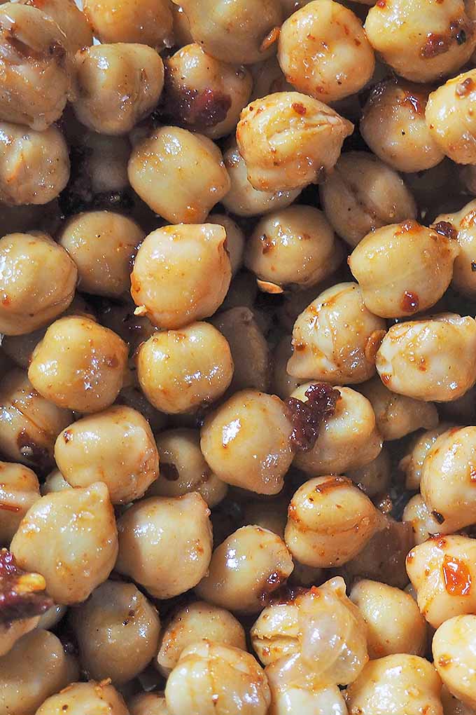 Want a tasty snack that’s crunchy, flavorful, and healthy? Roasted chickpeas deliver the goods for guilt-free, yummy satisfaction. We share the recipe: https://foodal.com/recipes/grains-and-legumes/smoky-spicy-roasted-chickpeas/