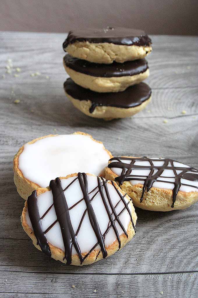 Our sweet cookie cakes combine the best of both pastries. The palm-size treats come with a fluffy texture and tasty toppings. We share the recipe: https://foodal.com/recipes/desserts/german-amerikaner-cookie-cakes/