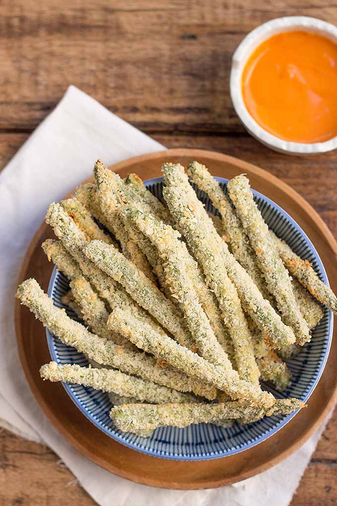 Make the best recipe for crispy oven-baked green beans for a low-carb, low-fat appetizer idea! We share the recipe: https://foodal.com/recipes/appetizers/crispy-baked-green-bean-fries/