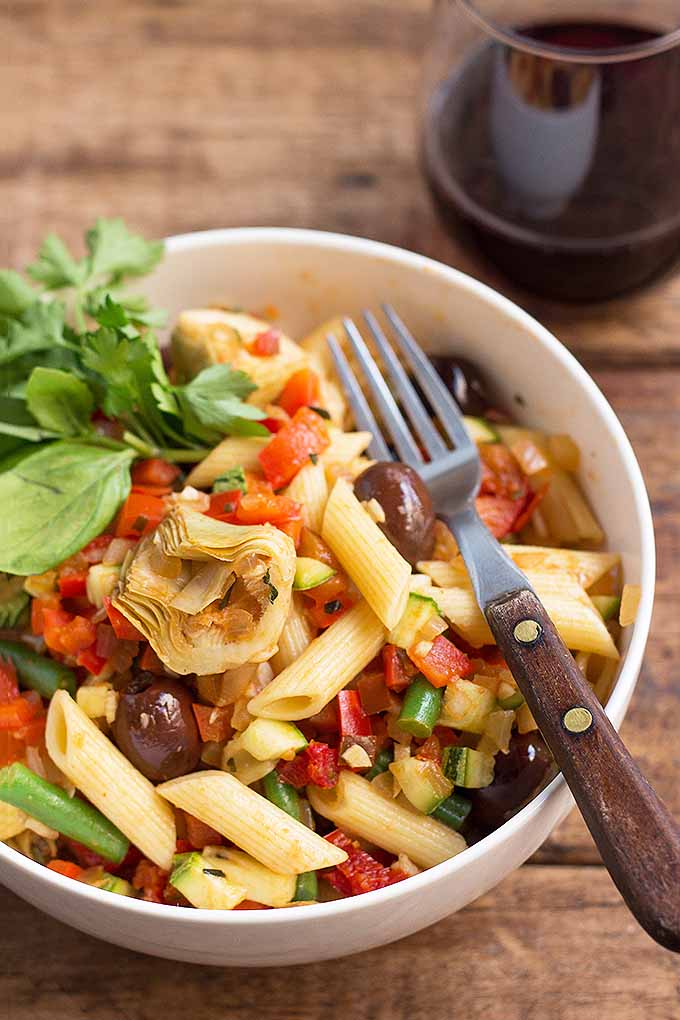 Love Mediterranean flavors? Try our Sicilian pasta salad, with tomatoes, olives, artichokes, and much more fresh goodness! We share the recipe: https://foodal.com/recipes/pasta/sicilian-pasta-salad/ 