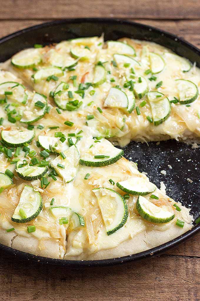  For a perfect meatless meal, make our recipe for zucchini and caramelized onion pizza, made with a gluten-free crust! We share it now: https://foodal.com/italian/gluten-free-pizza/