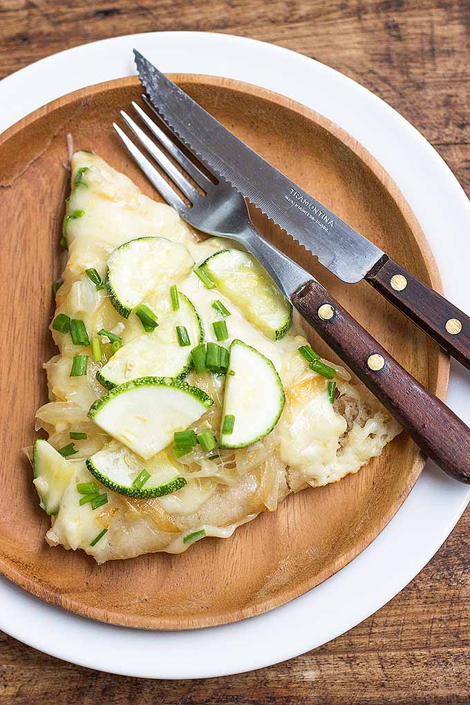 Craving pizza, but want to stay healthy? Make our gluten-free zucchini and caramelized onion pizza! We share our recipe: https://foodal.com/italian/gluten-free-pizza/