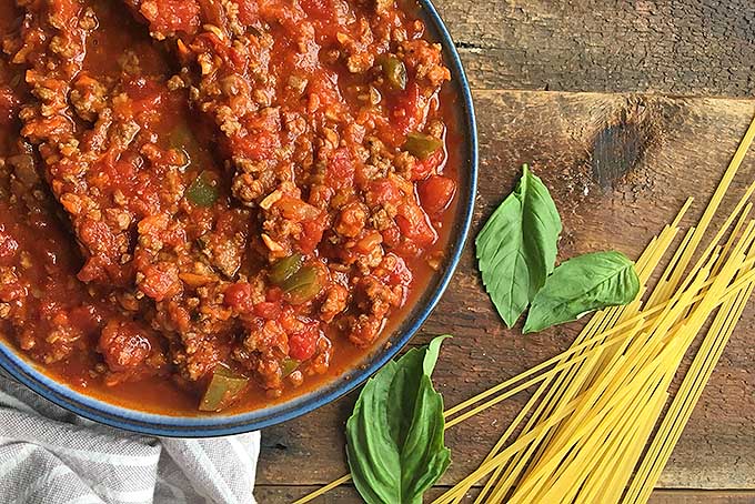 How to Make the Perfect Slow Cooker Spaghetti Meat Sauce | Foodal.com
