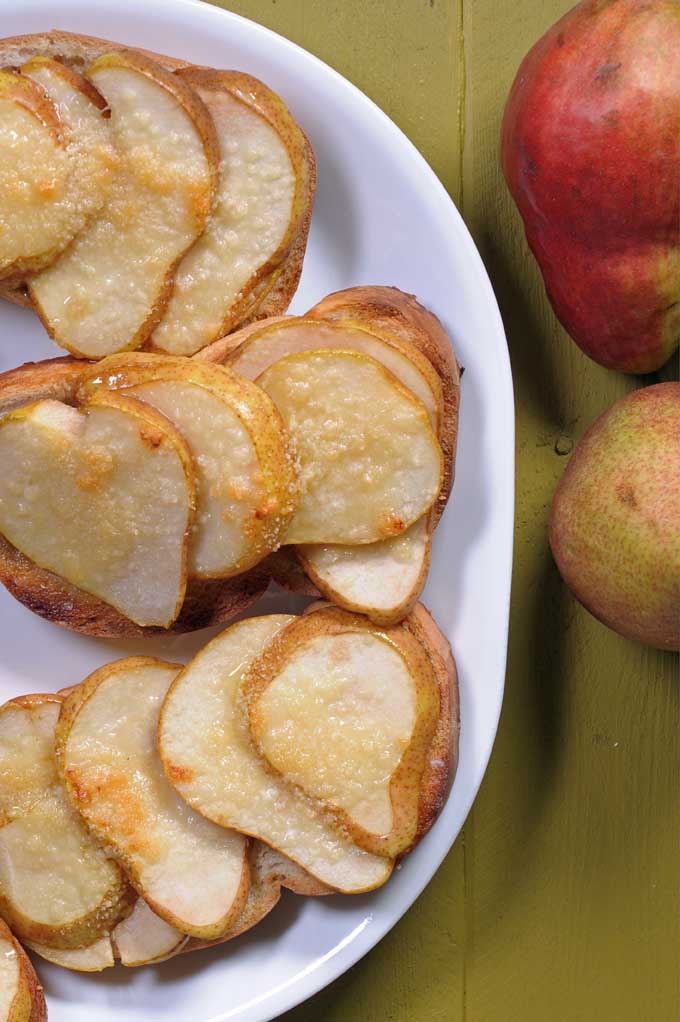 Looking for a lightly sweetened brunch for a lazy autumn Sunday morning? Check out this scrumptious maple pear crostini recipe. Done in under 25 minutes. Find it now on Foodal!