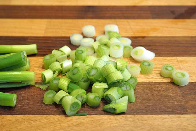 How to chop green onions | Foodal.com