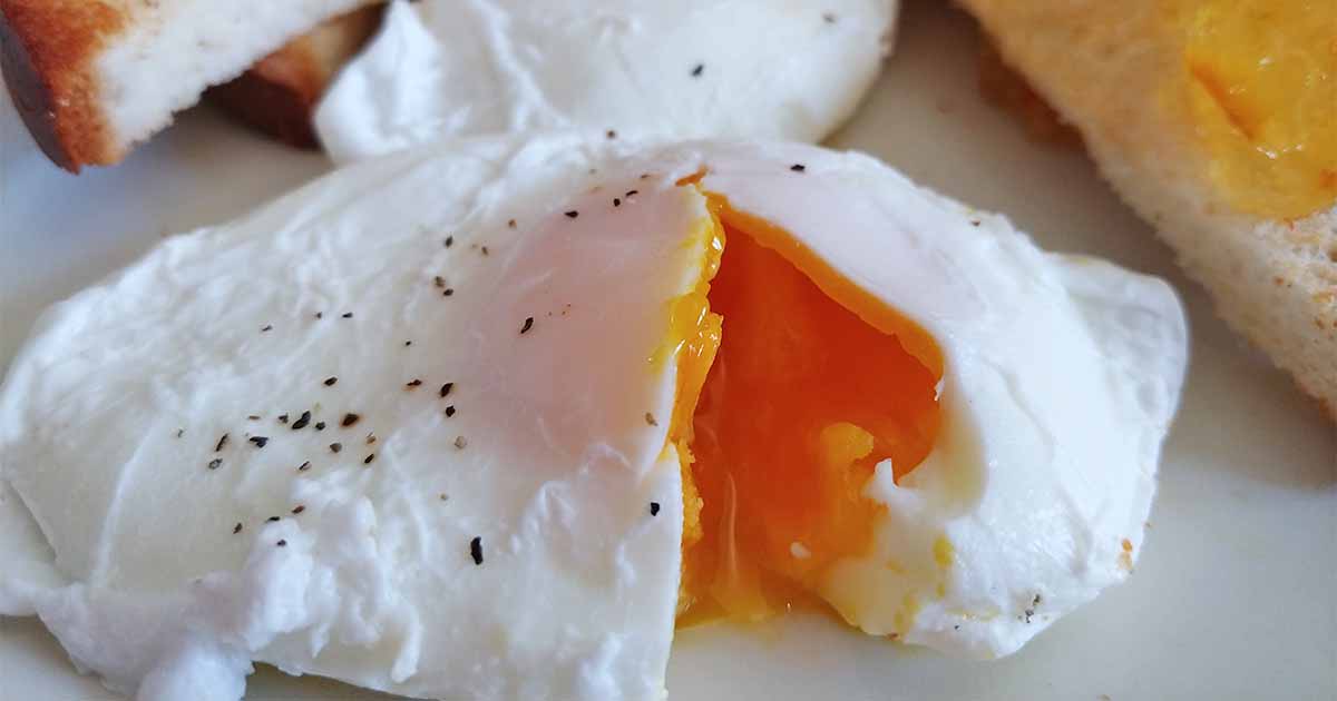 How to Cook Poached Eggs on the Stove