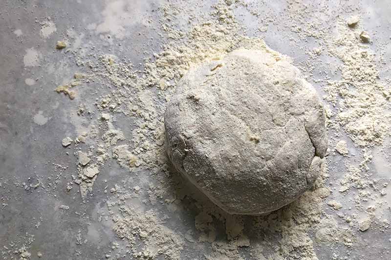 Horizontal image of a light dough with flour.