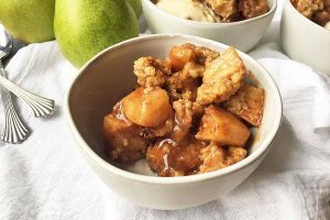Warm and Comforting Pear Crisp with Crunchy Oat Topping
