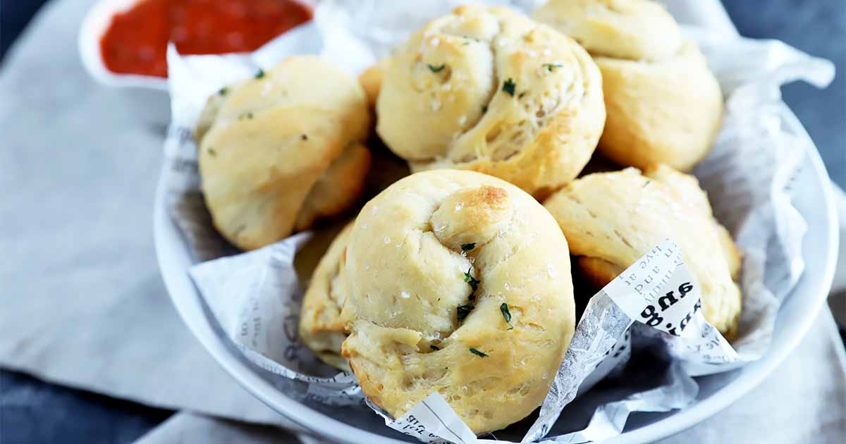 Nothing says Game Day like an ultimate appetizer! This Garlic Knot